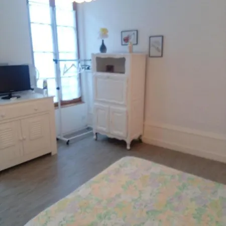 Vieux-cognac, Avec Sa Salle De Bain Privative