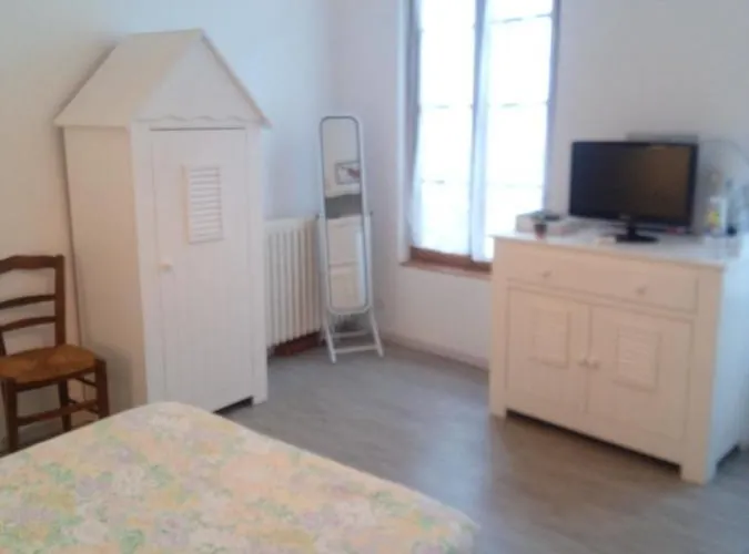 Avec Sa Salle De Bain Privative, Vieux-cognac Cognac